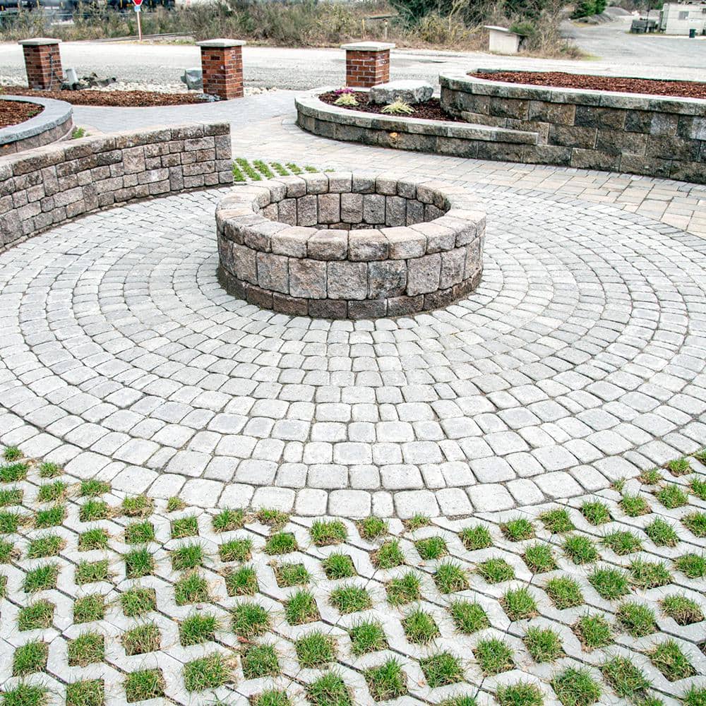 Mutual Materials 83.52 in. x 83.52 in. x 2.375 in. Cascade Blend Concrete Old Dominion Paver Circle Kit