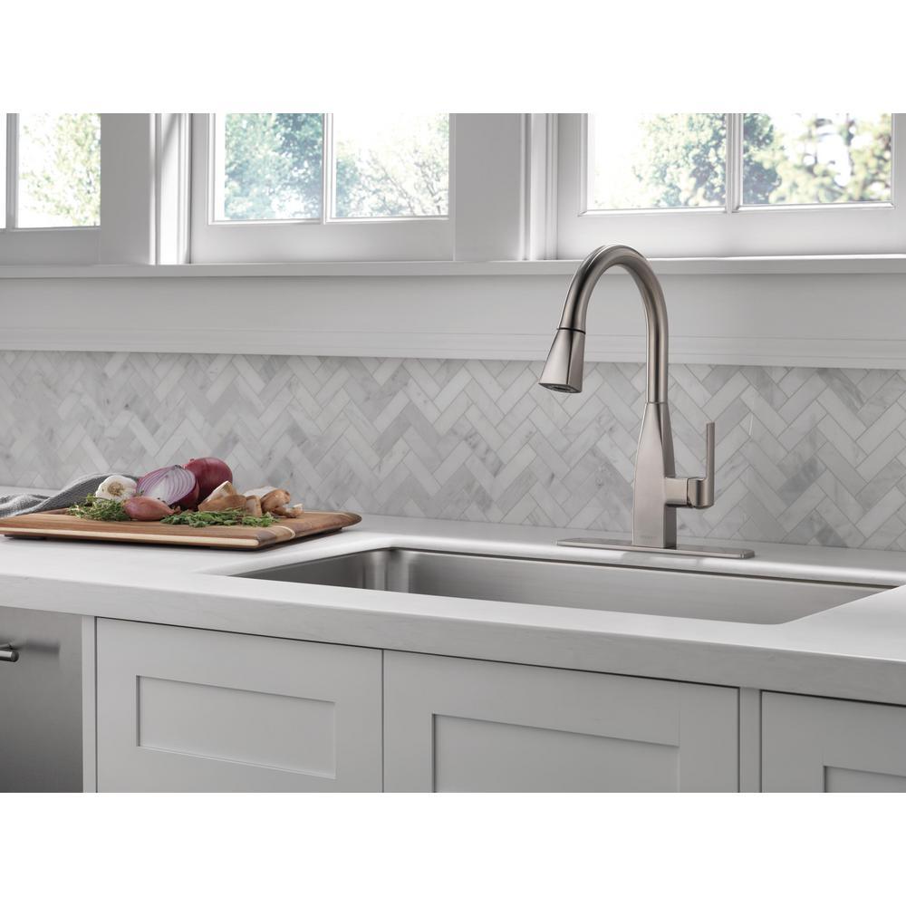 Xander Single-Handle Pull-Down Sprayer Kitchen Faucet in Stainless - Super Arbor