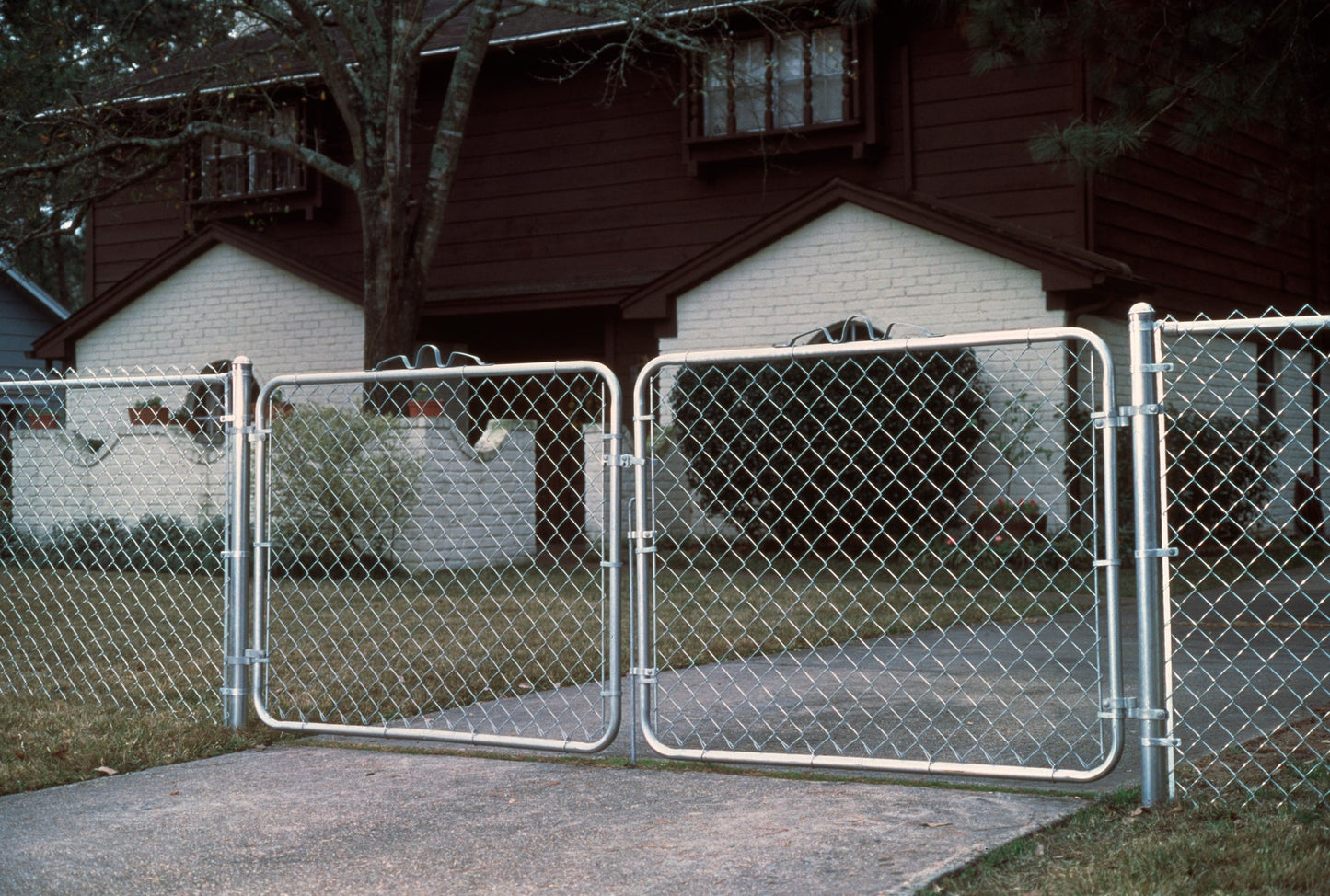 4-ft H x 10-ft W Galvanized Vinyl-coated Steel Drive-thru Chain Link Fence Gate with Mesh Size 2.375-in
