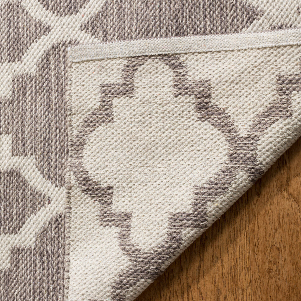 Safavieh Montauk Bolsa 2-ft 3-in x 13-ft Gray/Ivory Indoor Coastal Trellis Handcrafted Runner Rug