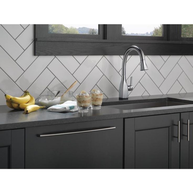 Delta Mateo Touch2O Arctic Stainless 1-Handle Deck-Mount Pull-Down Touch Kitchen Faucet