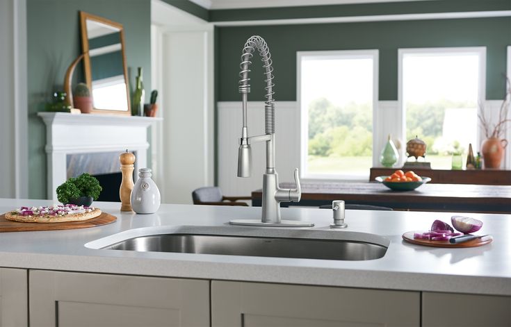 Moen Edwyn Spot Resist Stainless 1-Handle Deck Mount Pull-Down Handle/Lever Commercial/Residential Kitchen Faucet (Deck Plate Included)