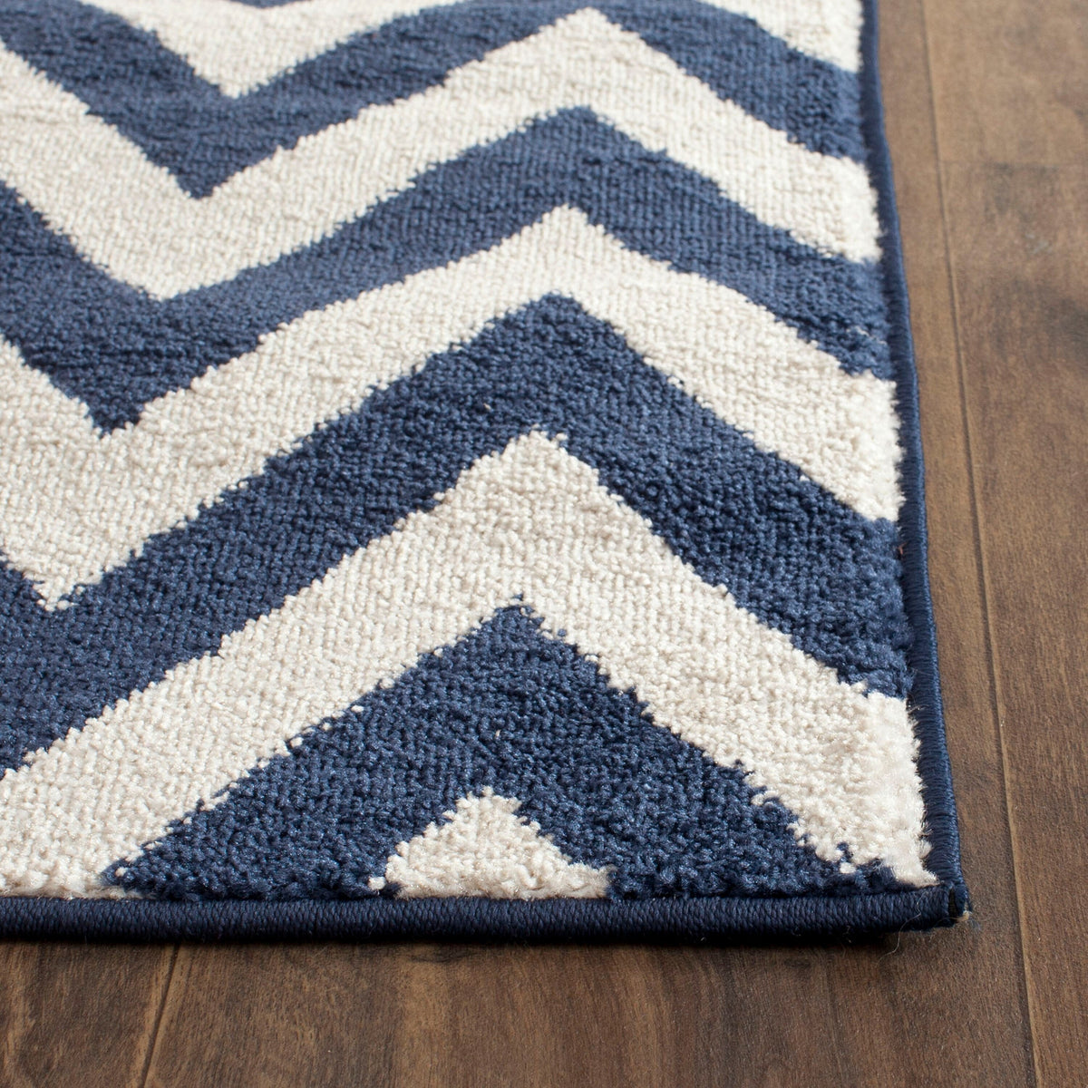 Safavieh Amherst Bellport 2 x 7 Navy/Beige Indoor/Outdoor Chevron Mid-Century Modern Runner