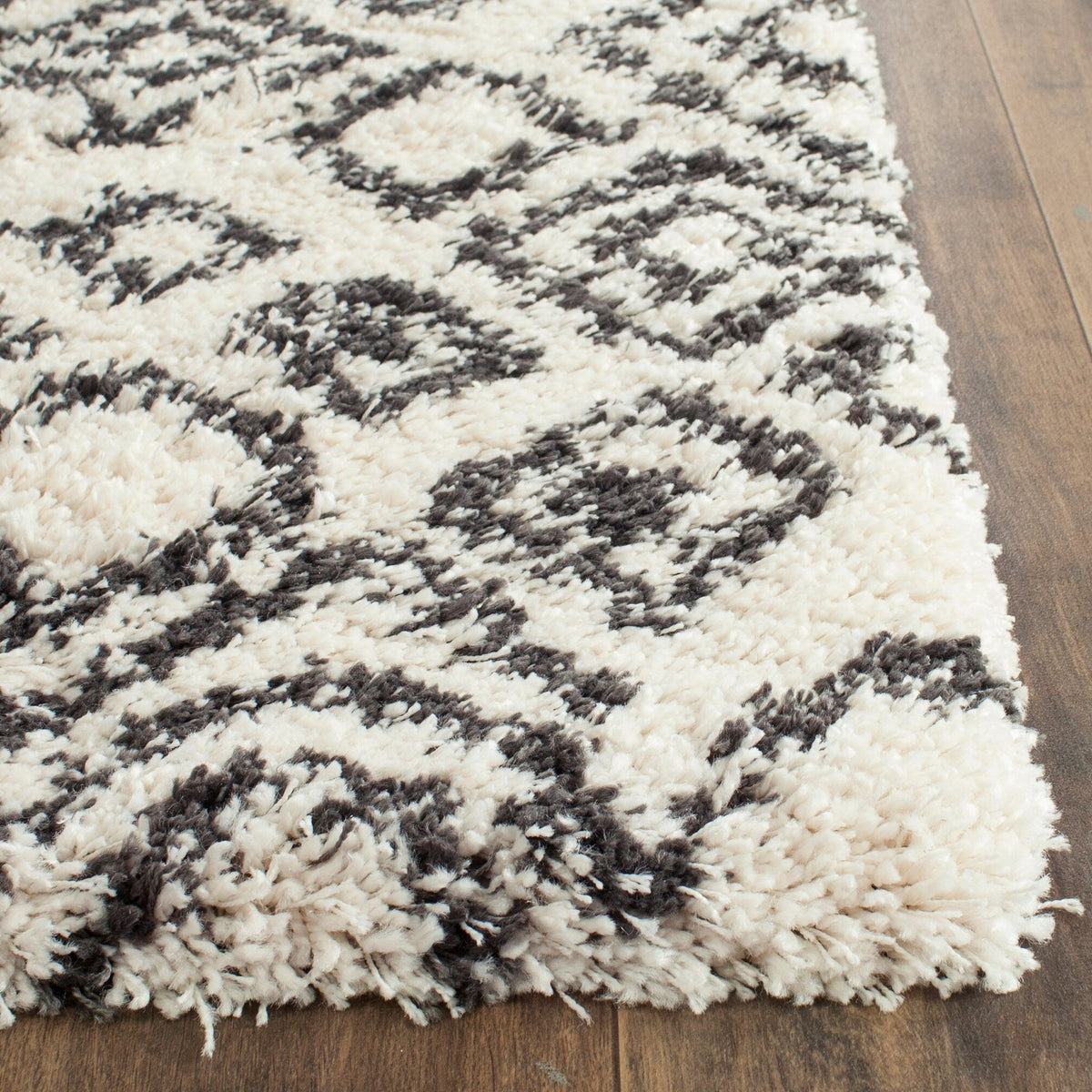 Safavieh Belize Lakin Shag Runner Rug, 2-ft-3-in x 11-ft, Ivory/Charcoal, Indoor Geometric Moroccan