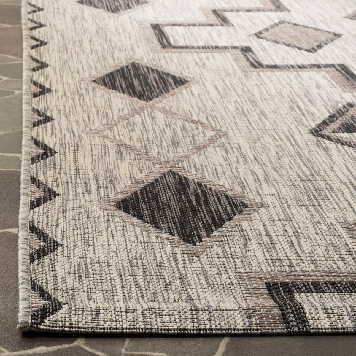 Safavieh Courtyard Tahoe 4 x 6 Gray/Black Indoor/Outdoor Geometric Coastal Area Rug