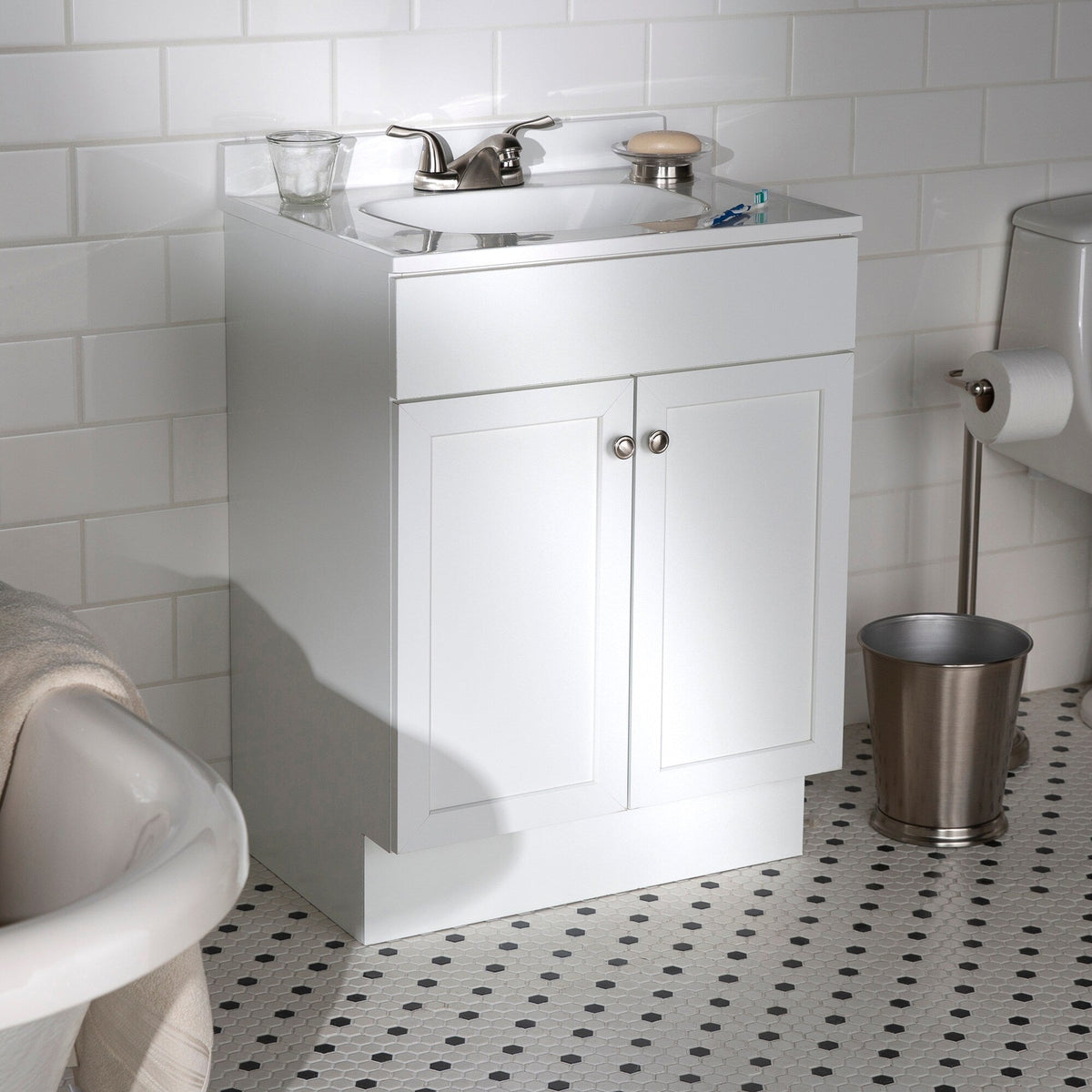 Project Source 24-in White Shaker Single Sink Bathroom Vanity with White Cultured Marble Top