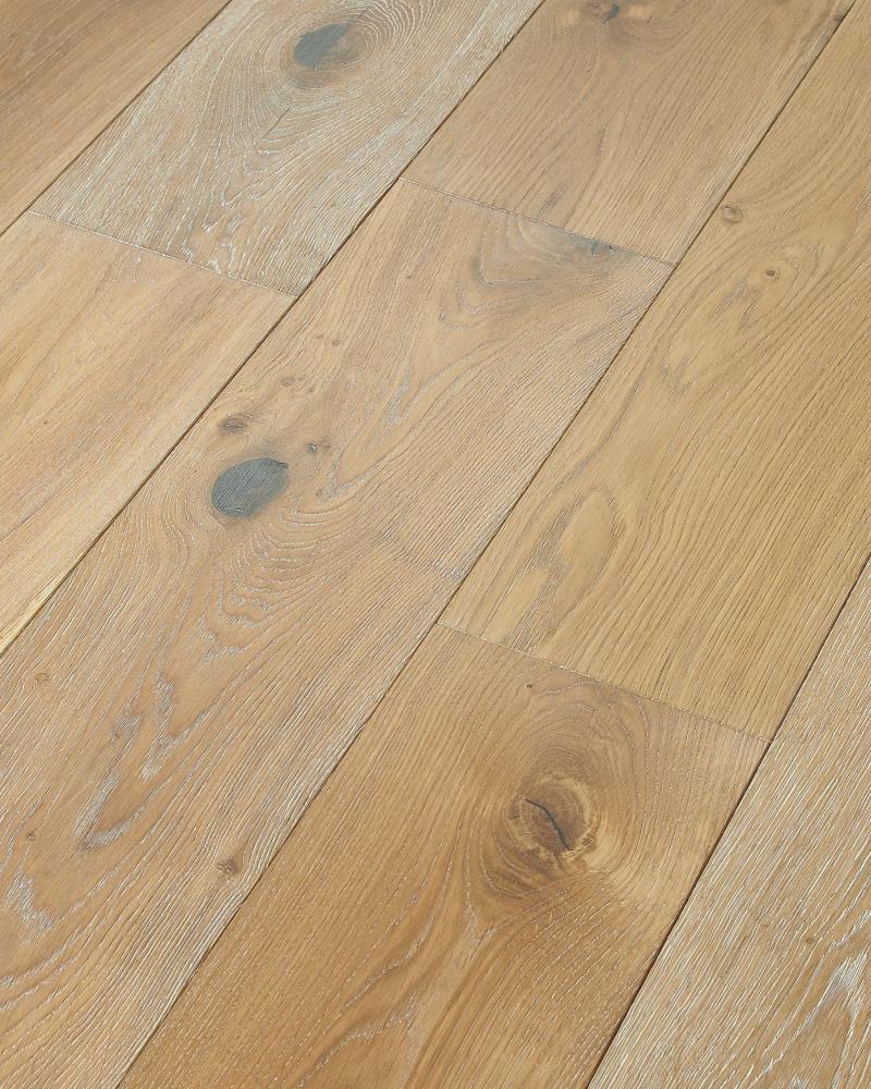 Shaw Oak Adirondack hardwood flooring — surface grain detail