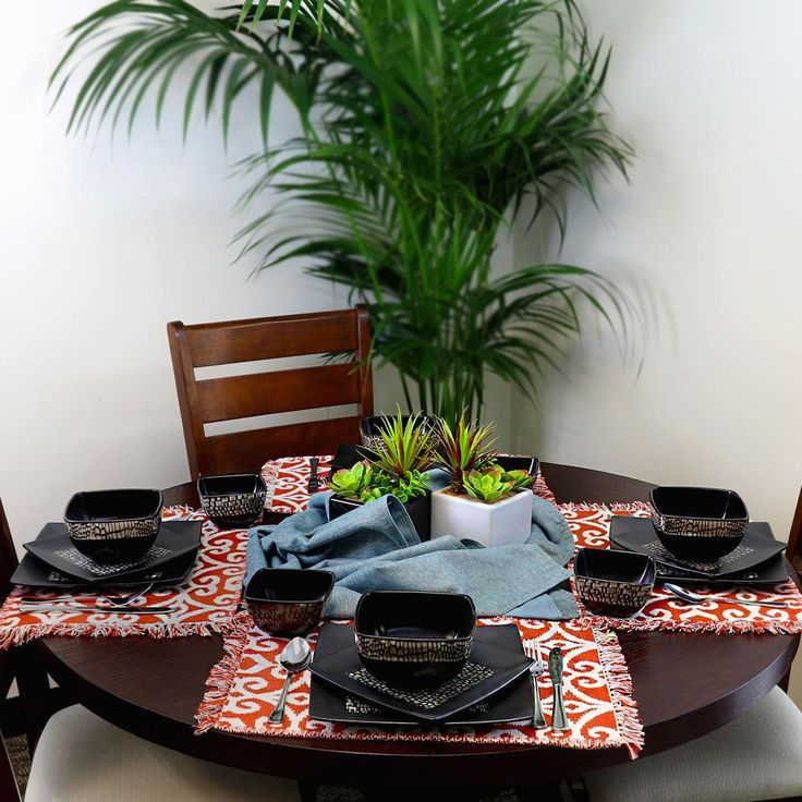 Naina 16-Piece Modern Black Stoneware Dinnerware Set (Service for 4)