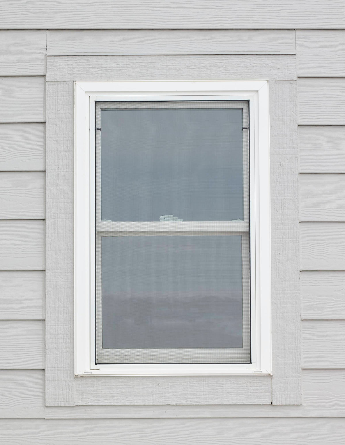 Pella 150 Series Replacement 27-1/2-in x 41-1/2-in White Vinyl Low‑E Argon Double‑Hung Window, Full Screen Included