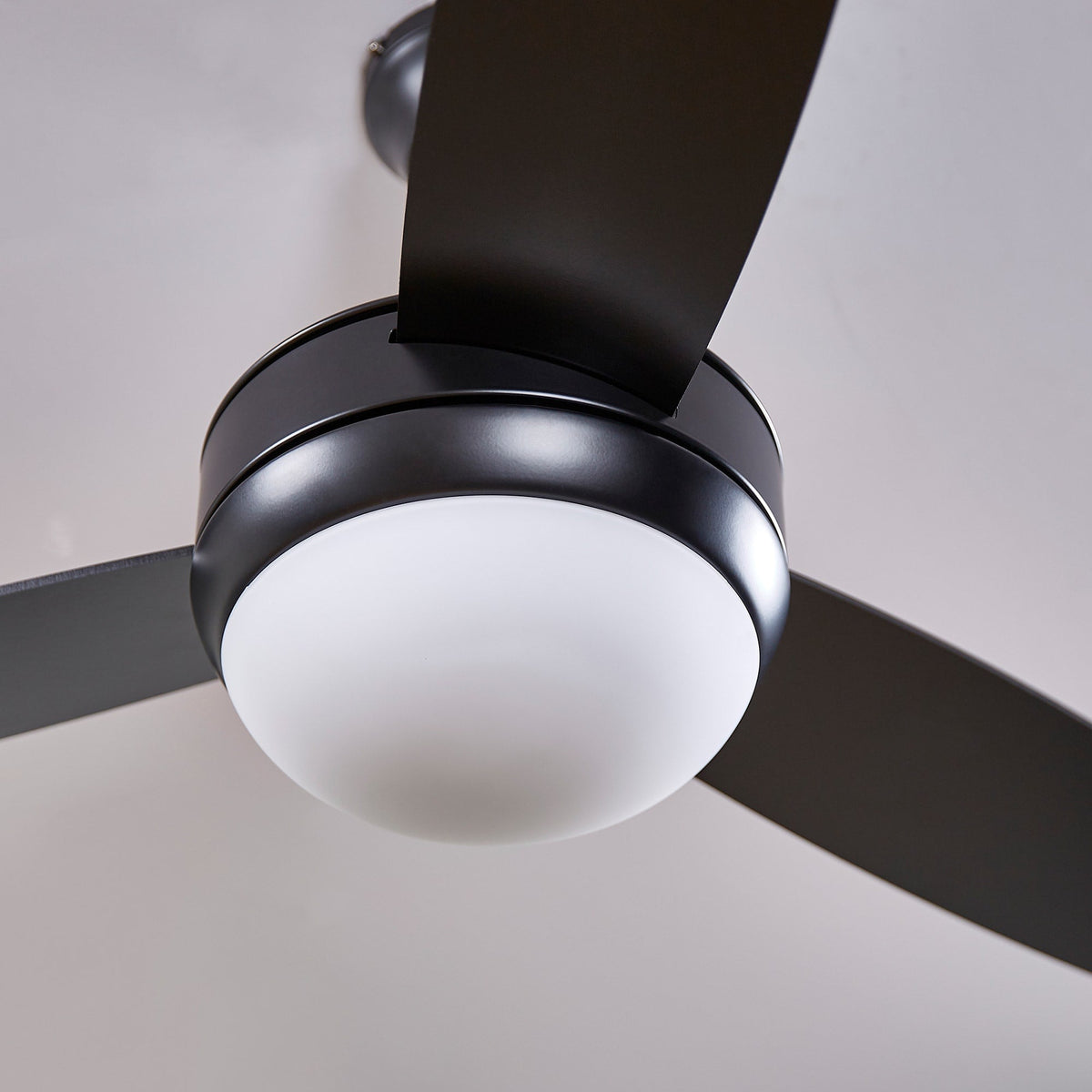 Harbor Breeze Beach Creek 44-in Matte Black LED Indoor Ceiling Fan with Light Kit and Remote (3-Blade)