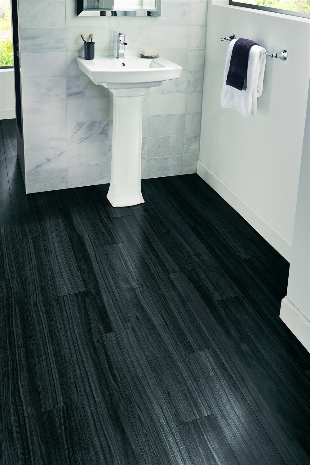 Armstrong Flooring Luxe w/Rigid Core Raven 6-in Wide x 8-mm Thick Waterproof Interlocking Luxury Vinyl Plank Flooring (27.39-sq ft)