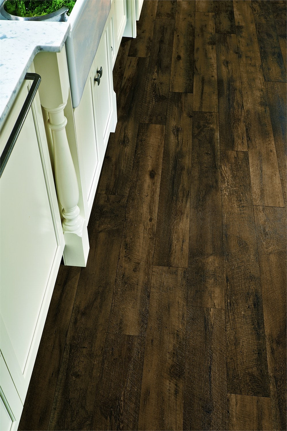 Armstrong Flooring Luxe w/Rigid Core Rugged Brown 7-in Wide x 8-mm Thick Waterproof Interlocking Luxury Vinyl Plank Flooring (28.52-sq ft)