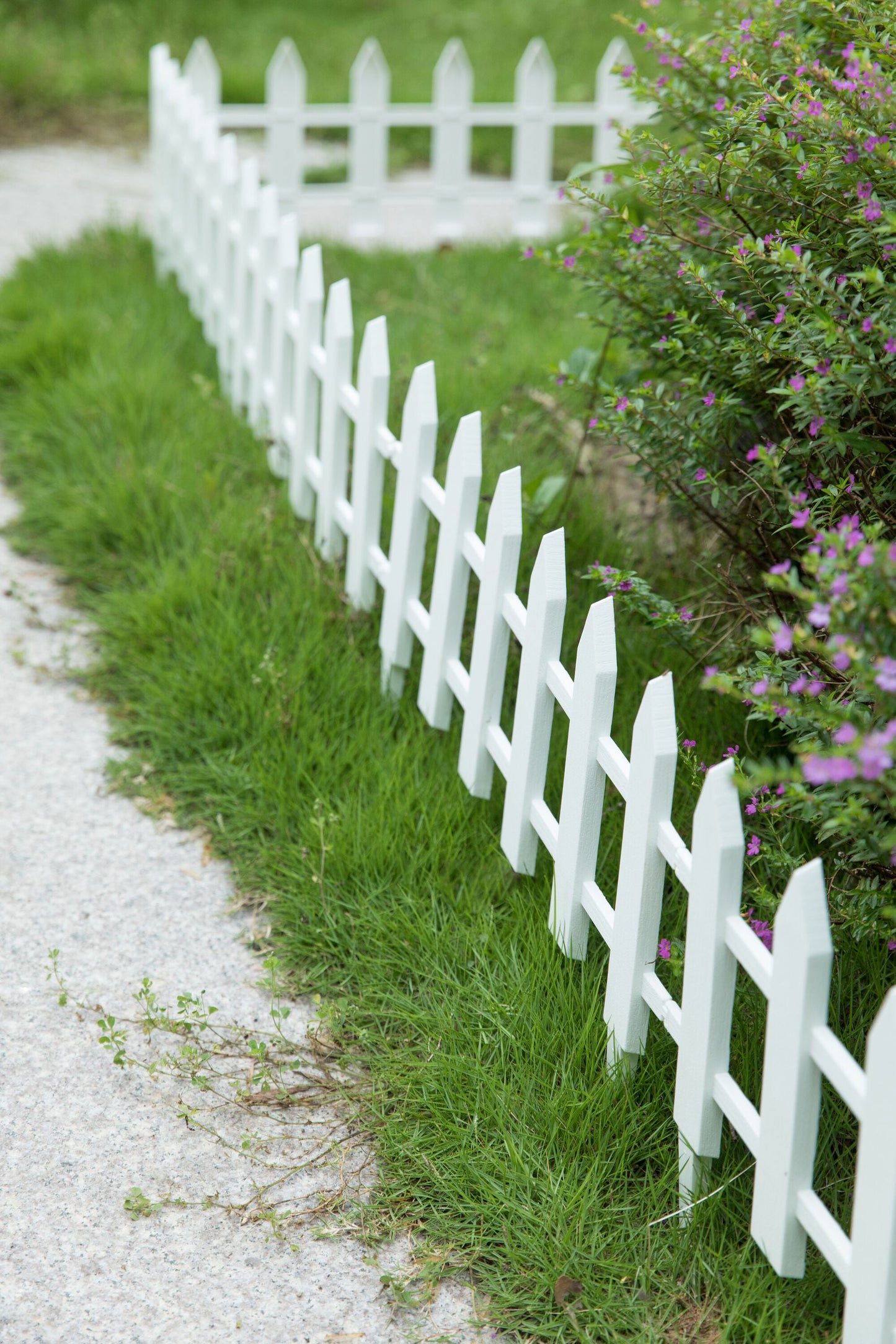 Gardenised 2-ft H x 2-ft W White Vinyl Picket Fence Gate (Unassembled)