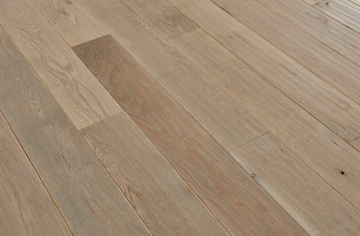 Bruce America's Best Choice Breezy Gray White Oak 5-in W x 3/4-in T Varying Length Handscraped Solid Hardwood Flooring (23.5-sq ft / Carton)