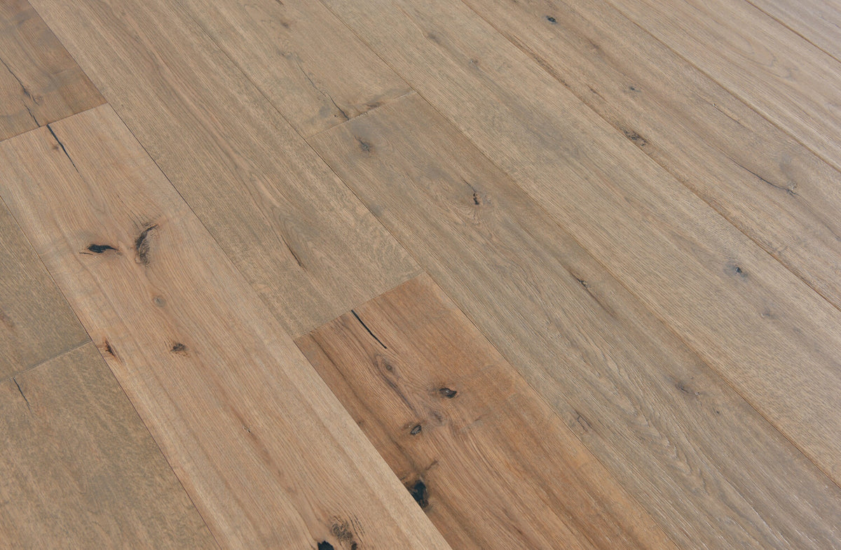 Bruce America's Best Choice Breezy Gray White Oak 6-in W x 3/8-in T x Varying Length Handscraped Engineered Hardwood Flooring (30.63-sq ft / Carton)