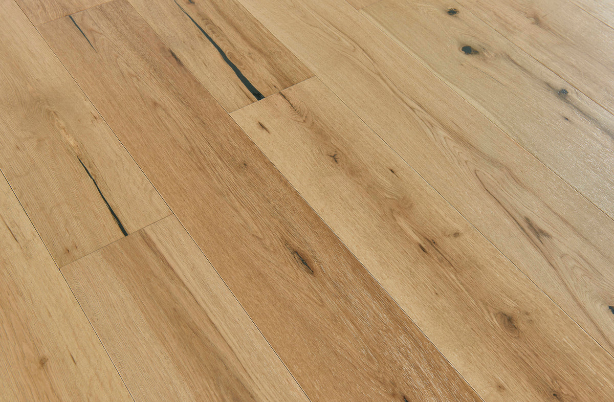 Bruce America's Best Choice Golden Natural White Oak 6-1/2-in W x 3/8-in T x Varying Length Wirebrushed Engineered Hardwood Flooring (32.11-sq ft / Carton)
