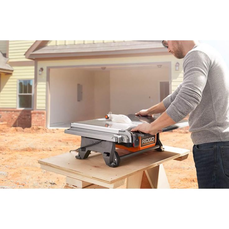 RIDGID 6.5 Amp Corded 7 in. Table Top Wet Tile Saw with Gel-Foam Knee Pads