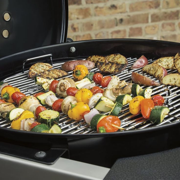 Weber Performer Deluxe 22-in Black Porcelain Enamel Kettle Charcoal Grill