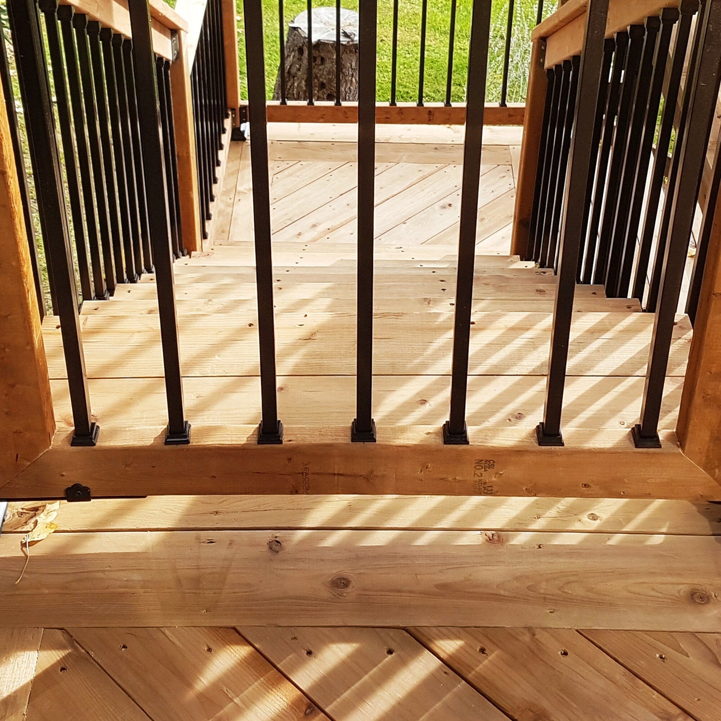 Nuvo Iron 8.75-in x 5-in Black Plastic Baluster Connector