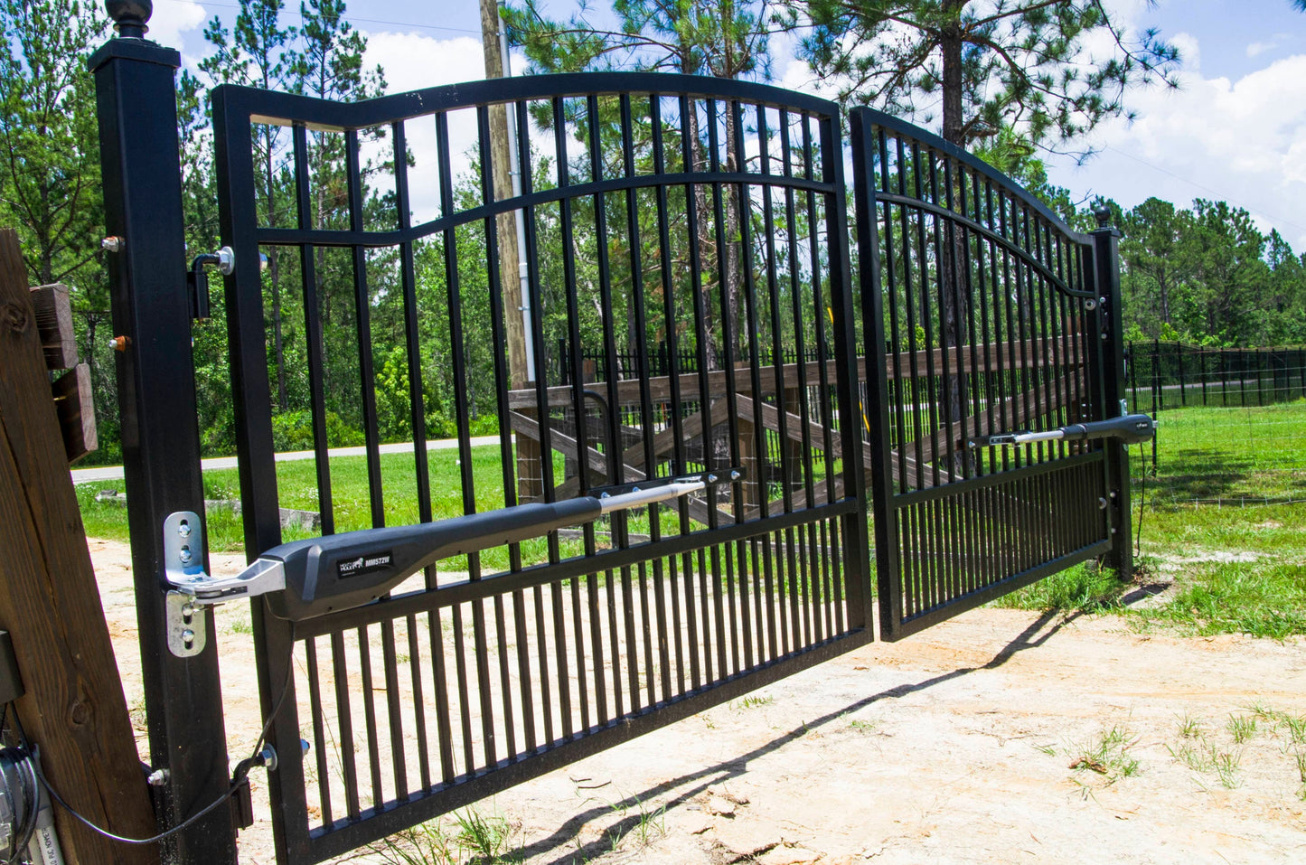 Mighty Mule 18-ft Dual Swing Universal Battery Driveway Gate Opener Kit (Solar Compatible)