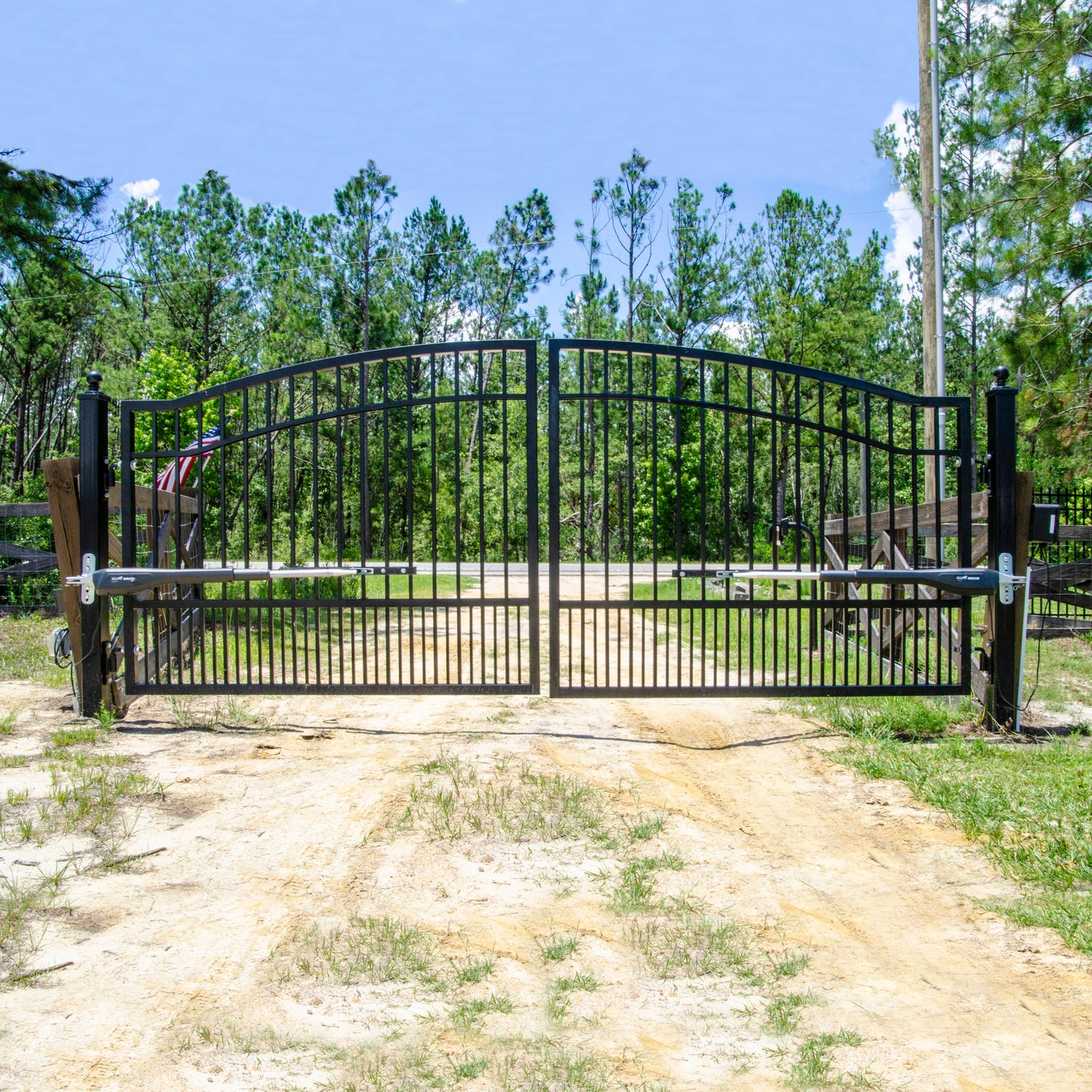 Mighty Mule 18-ft Dual Swing Universal Battery Driveway Gate Opener Kit (Solar Compatible)