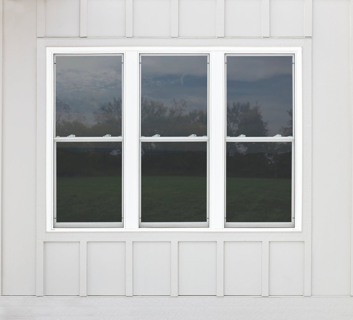 Pella 150 Series New Construction 27-1/2-in x 53-1/2-in White Vinyl Low-E Argon Double-Hung Window, Full Screen Included