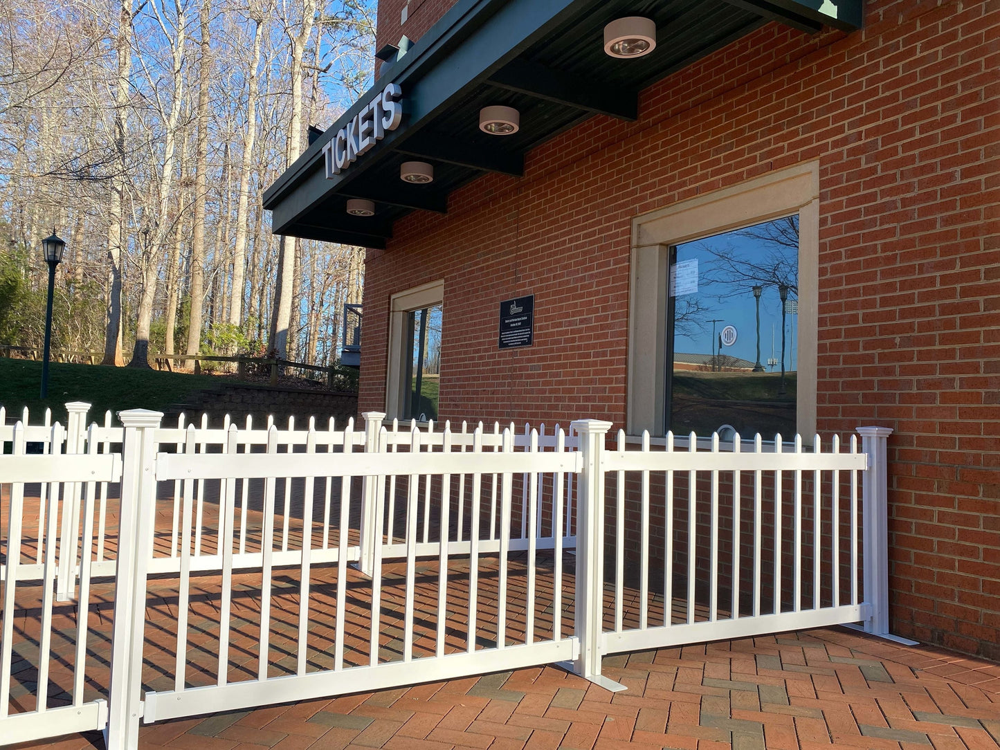 Zippity Outdoor Products Kensington Hinged Portable Event 3-ft H x 5.5-ft W White Vinyl Picket Fence Rail No Dig (Unassembled)