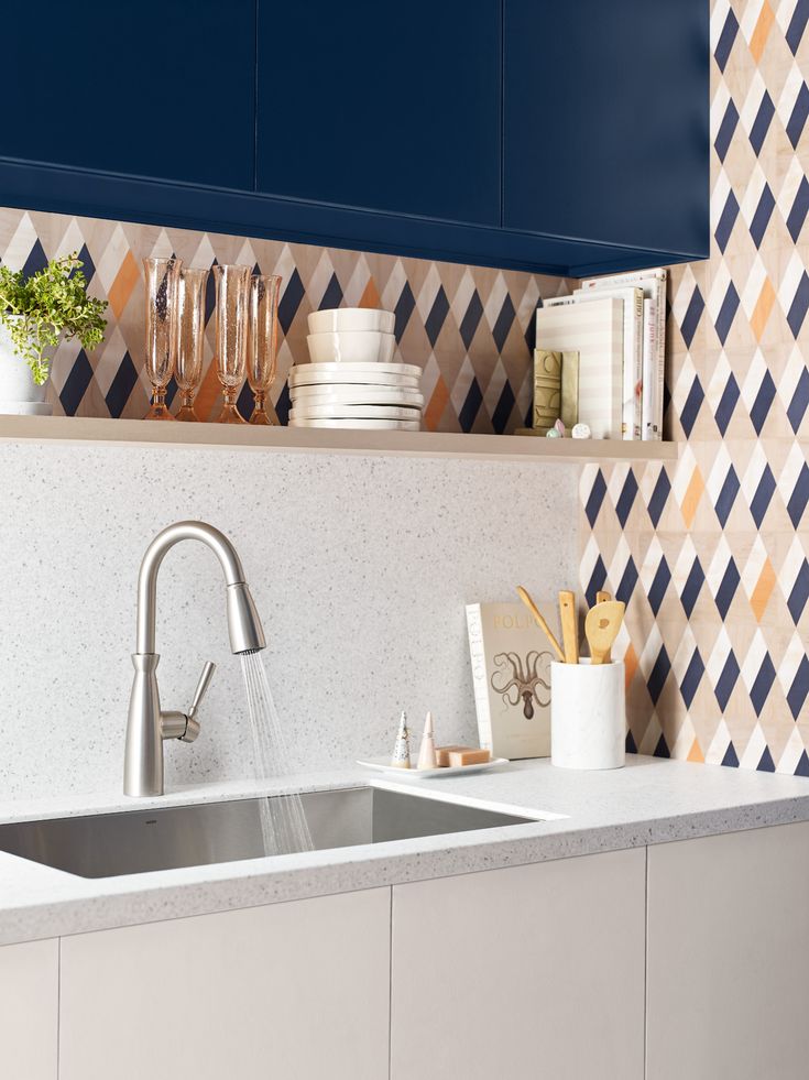 Moen Surie Spot Resist Stainless 1-Handle Deck Mount Pull-Down Handle/Lever Commercial/Residential Kitchen Faucet (Deck Plate Included)