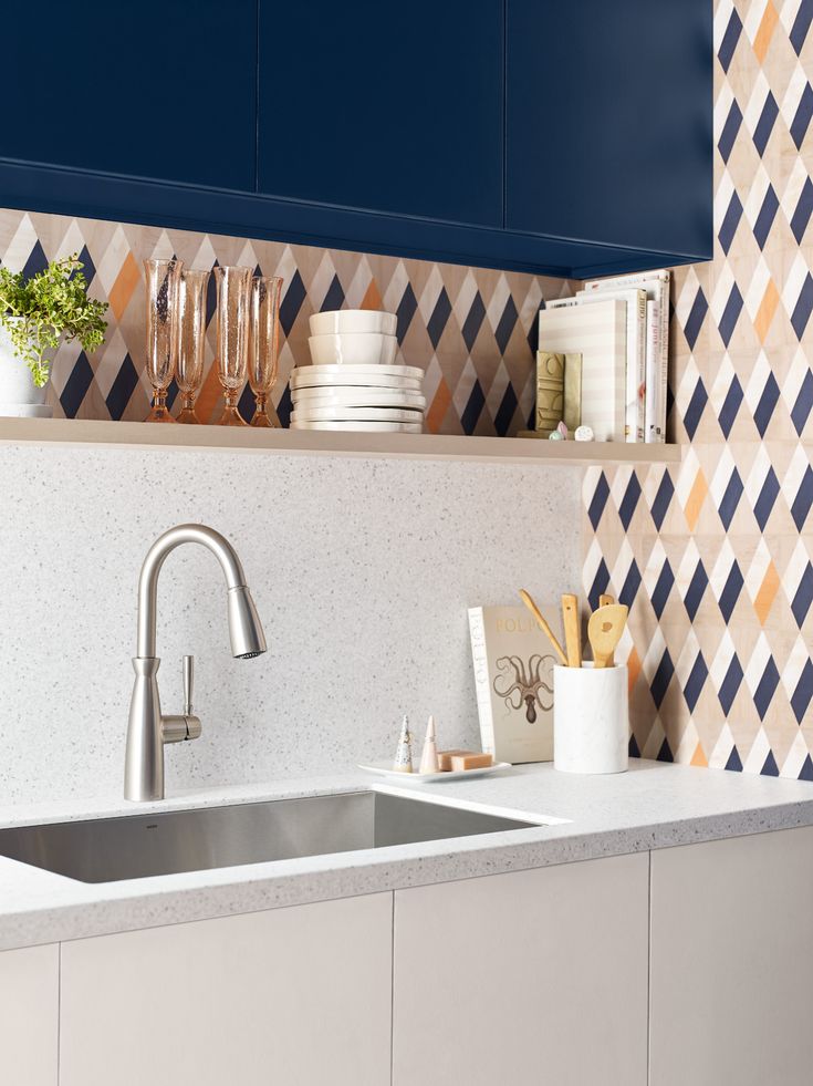 Moen Surie Spot Resist Stainless 1-Handle Deck Mount Pull-Down Handle/Lever Commercial/Residential Kitchen Faucet (Deck Plate Included)