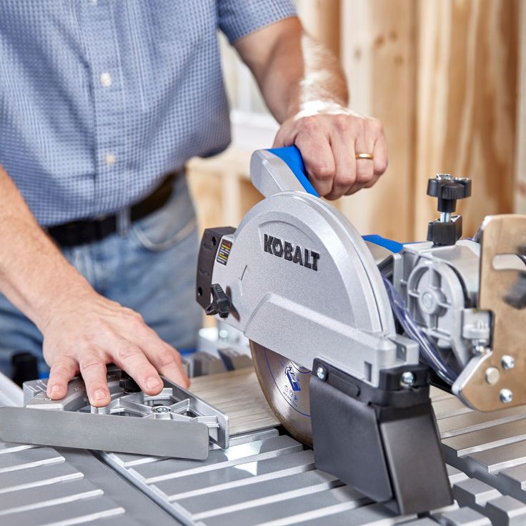 Kobalt 7-in 10-Amp Wet Sliding Table Tile Saw with Stand