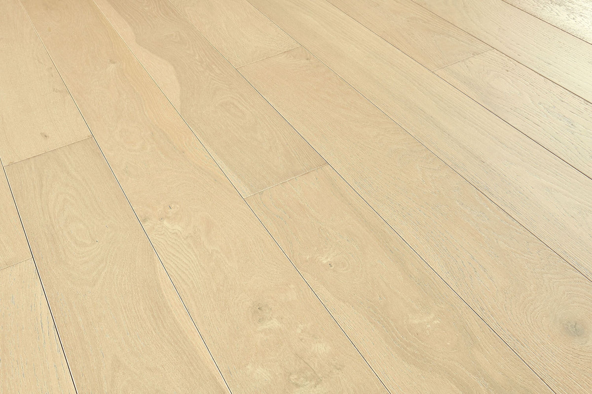 Bruce Forest Rain Woodsy Winter White Oak 7-7/16-in W x 1/4-in T x Varying Length Wirebrushed Waterproof Engineered Hardwood Flooring (15.54-sq ft / Carton)