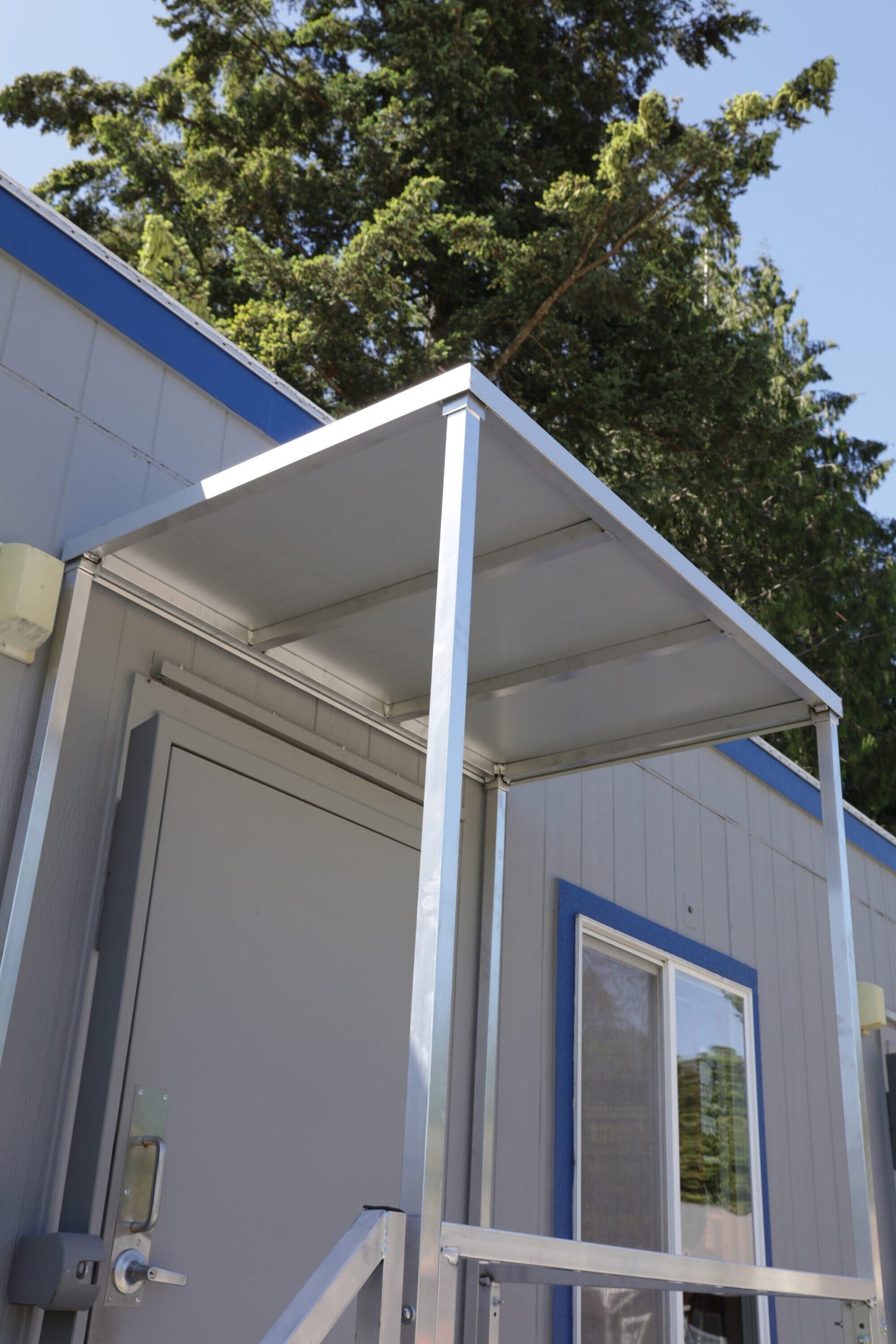 EZ-ACCESS FORTRESS 23 in to 34 in H OSHA Compliant Aluminum 3-Riser Stair System with Platform and Canopy