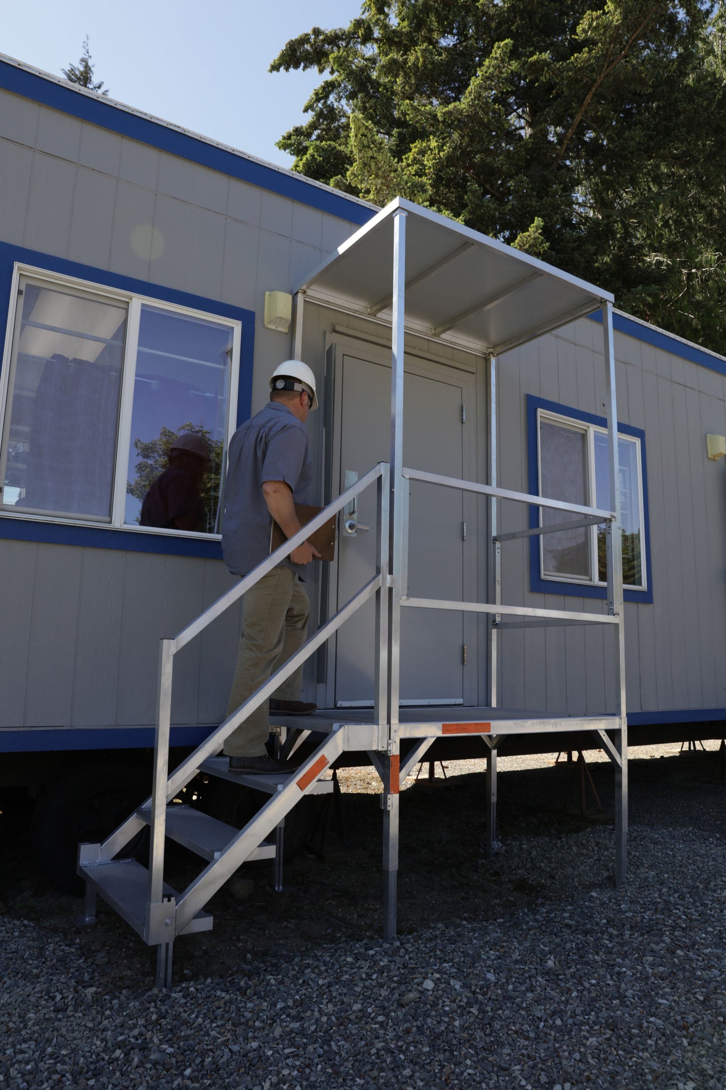 EZ-ACCESS FORTRESS 27.5 in to 42.5 in H OSHA Compliant Aluminum 4-Riser Stair System with Platform and Canopy
