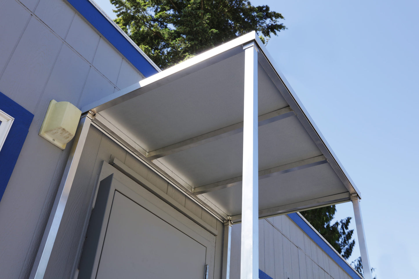 EZ-ACCESS FORTRESS 27.5 in to 42.5 in H OSHA Compliant Aluminum 4-Riser Stair System with Platform and Canopy