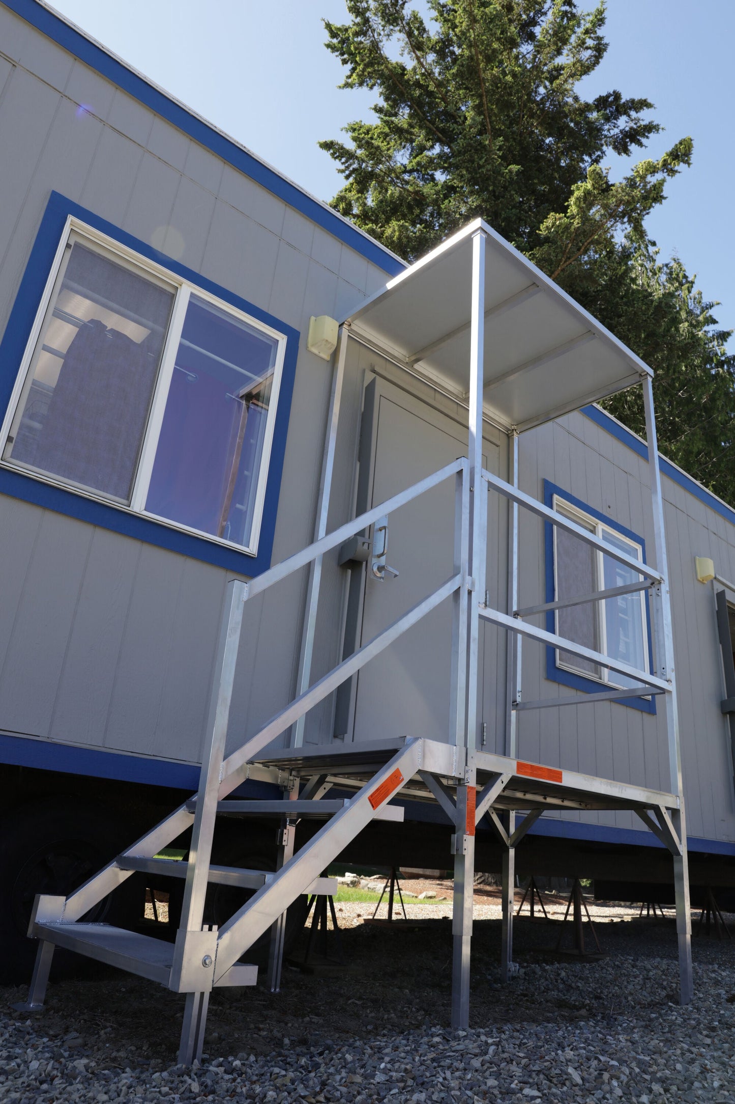 EZ-ACCESS FORTRESS 27.5 in to 42.5 in H OSHA Compliant Aluminum 4-Riser Stair System with Platform and Canopy