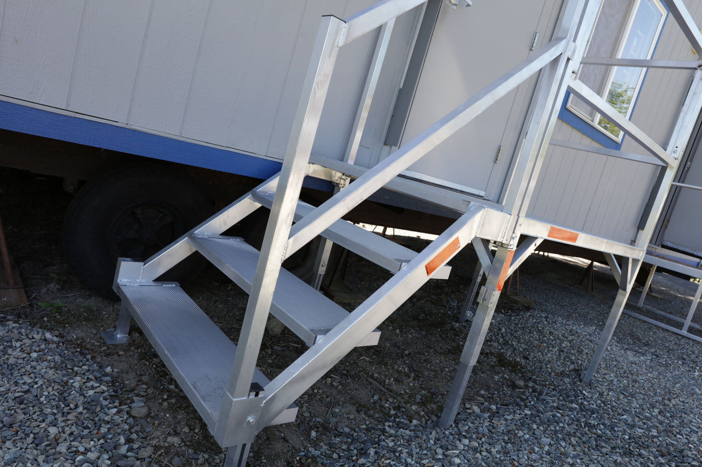 EZ-ACCESS FORTRESS 27.5 in to 42.5 in H OSHA Compliant Aluminum 4-Riser Stair System with Platform