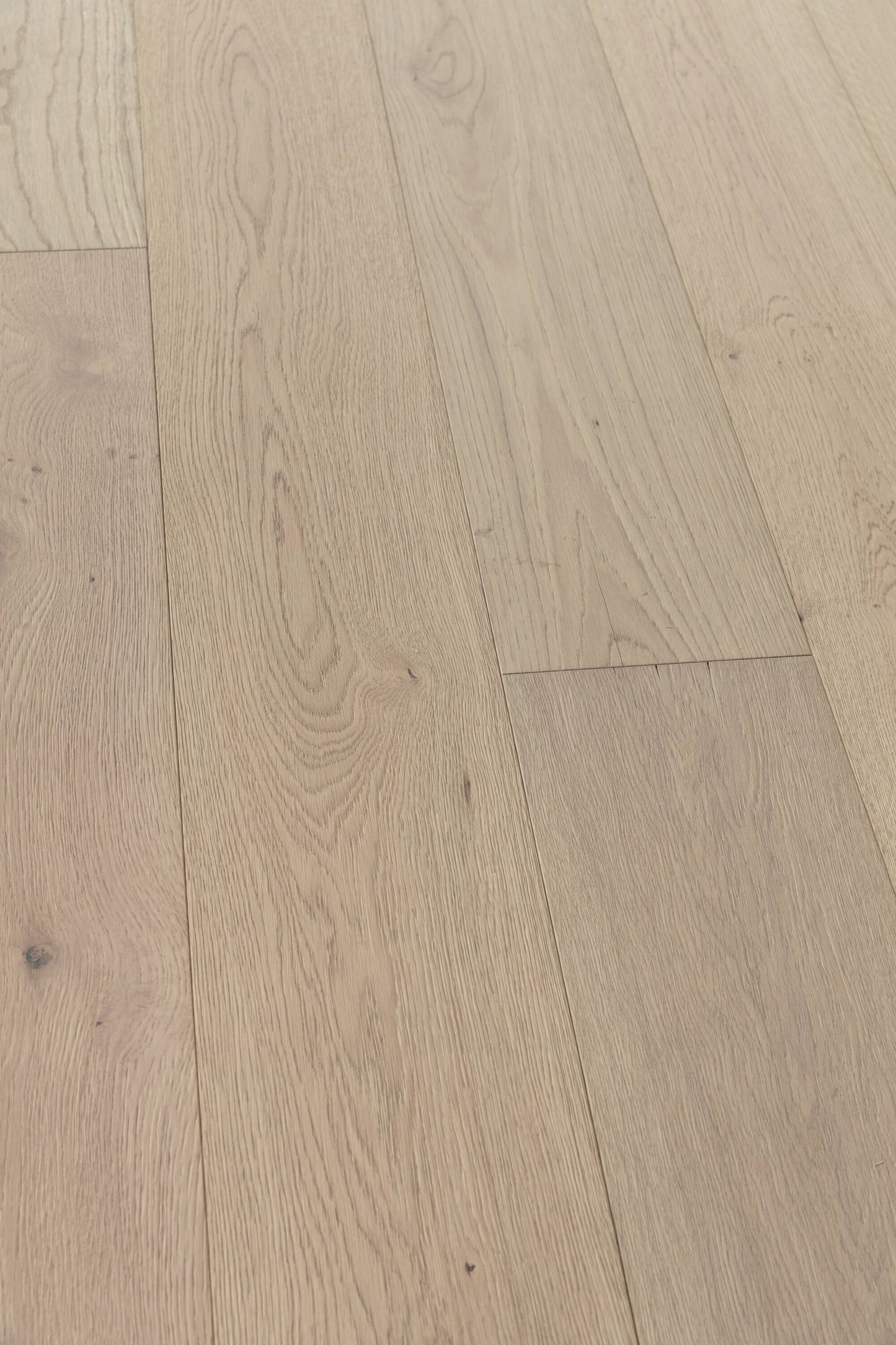 Villa Barcelona White oak Velazquez hardwood flooring — surface grain detail