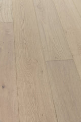Villa Barcelona White oak Velazquez hardwood flooring — surface grain detail