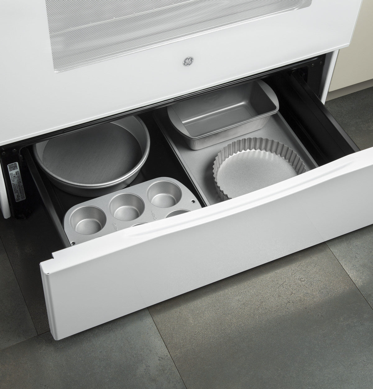 GE 30-in Smooth Surface 4 Elements 5.3-cu ft Self-Cleaning Freestanding Electric Range (White)