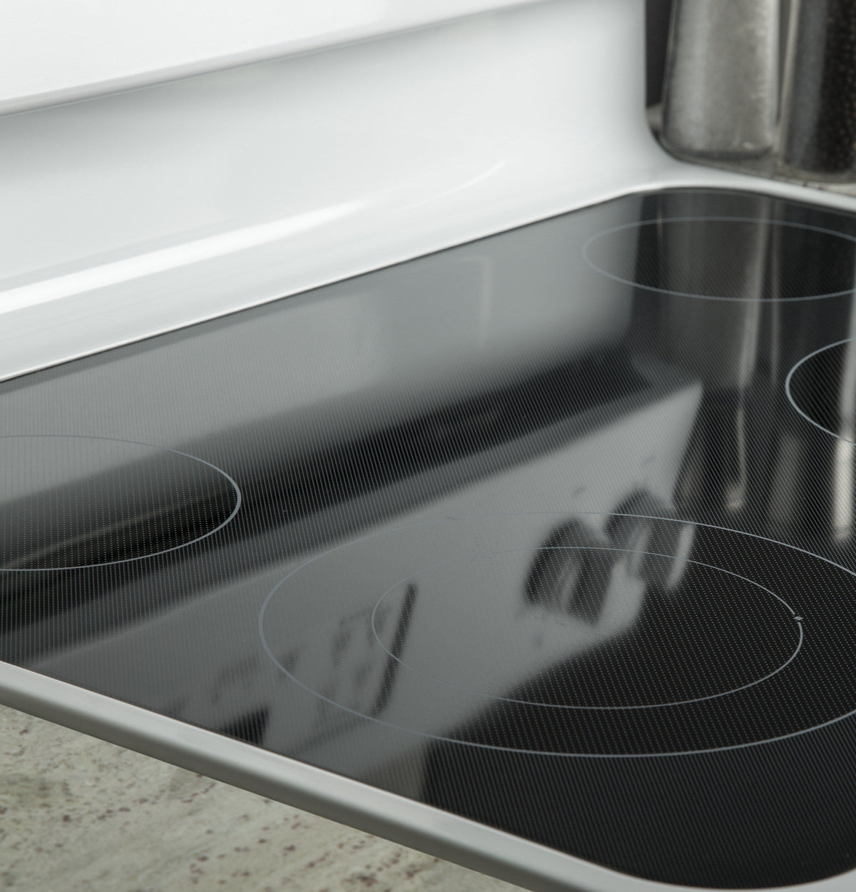GE 30-in Smooth Surface 4 Elements 5.3-cu ft Self-Cleaning Freestanding Electric Range (White)