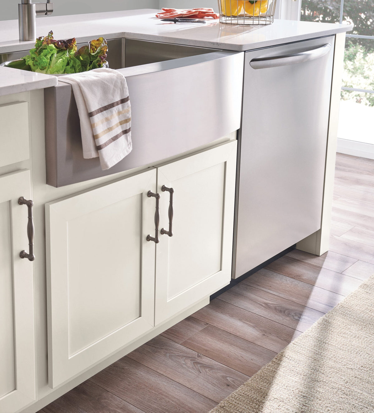 Diamond Express Jamestown 30-in W x 34.5-in H x 24-in D White Partial Overlay 3-Drawer Base Fully Assembled Plywood Cabinet (Recessed Panel Shaker Style)