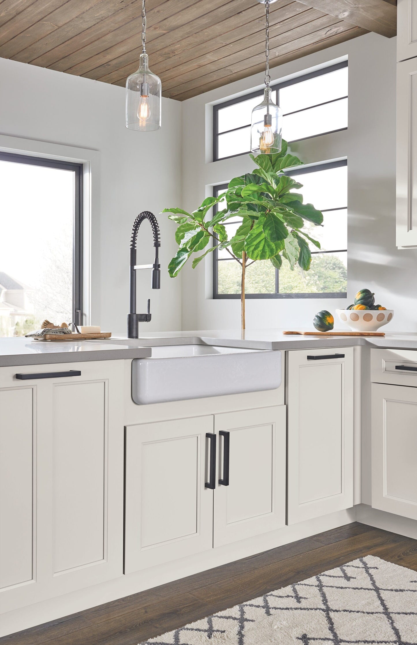 Diamond Express Jamestown 36-in W x 34.5-in H x 24-in D White Apron Front Sink Base Fully Assembled Plywood Cabinet (Recessed Panel Shaker Style)