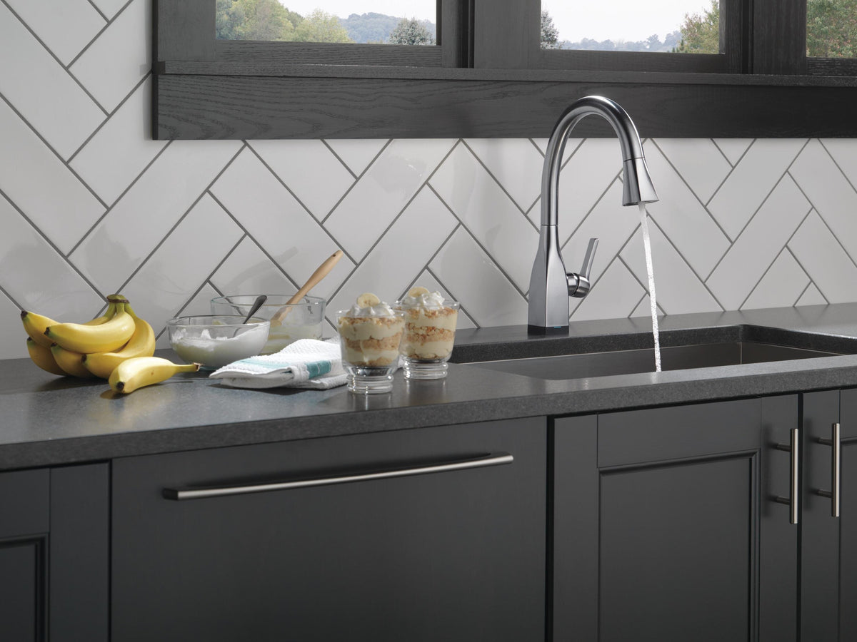 Delta Mateo Touch2O Arctic Stainless 1-Handle Deck-Mount Pull-Down Touch Kitchen Faucet