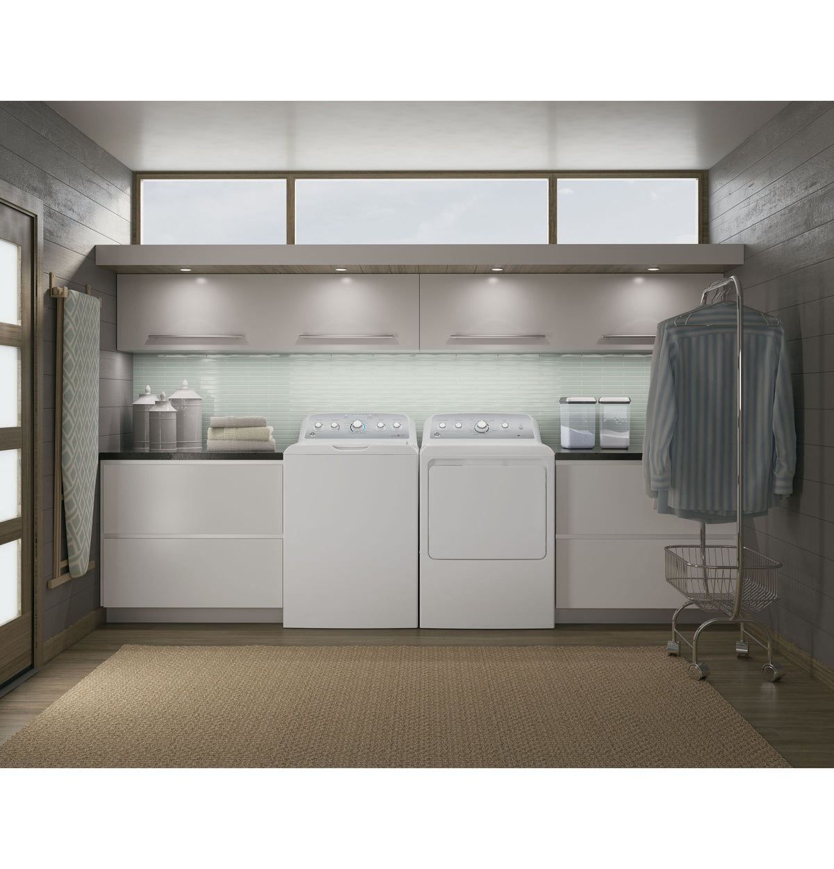GE 7.2-cu ft Reversible Side Swing Door Gas Dryer (White)