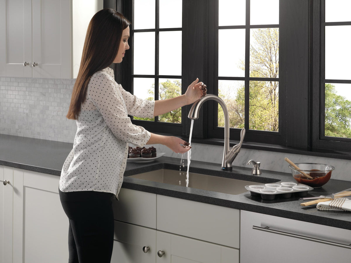 Delta Ashton Touch2O Stainless 1-Handle Deck-Mount Pull-Down Touch Kitchen Faucet with Deck Plate