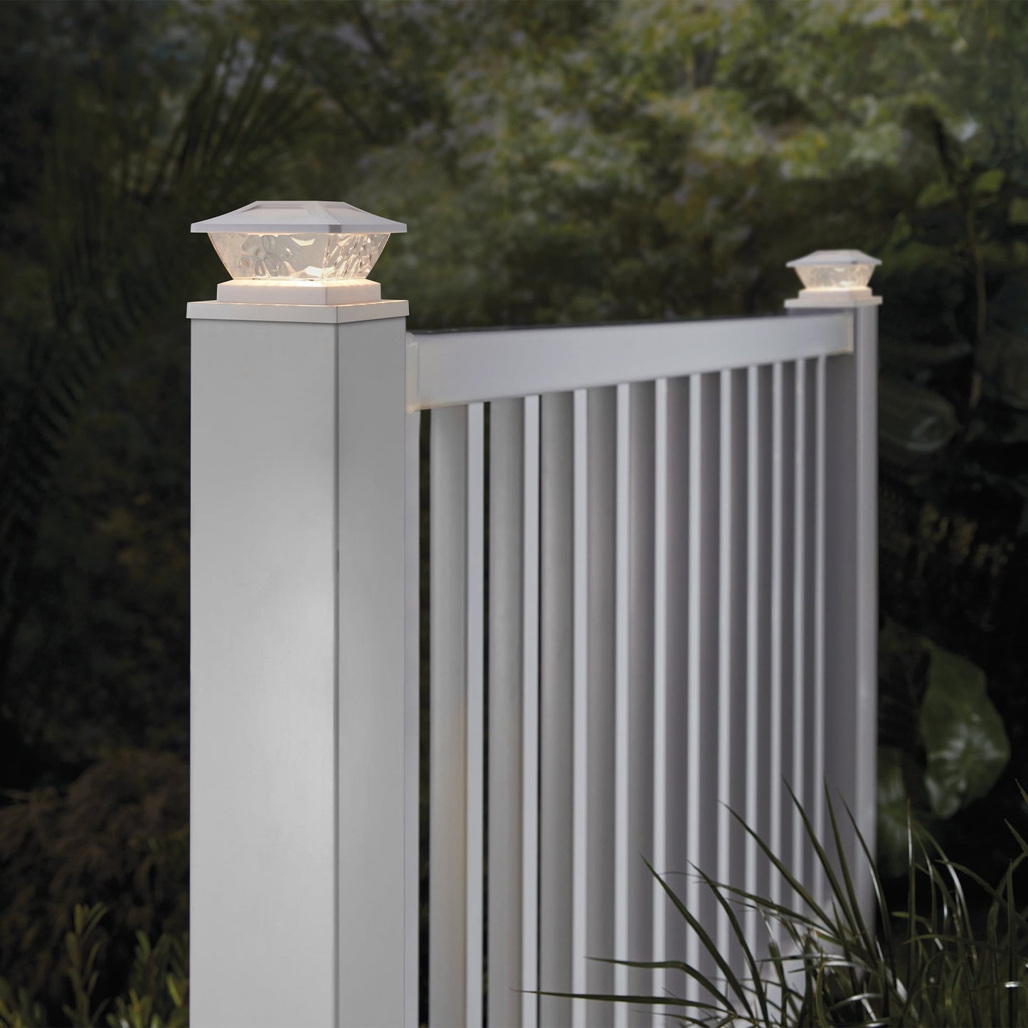 RELIABILT 4-in x 4-in 10-Lumen White Solar LED Outdoor Post Cap Light (5000 K)
