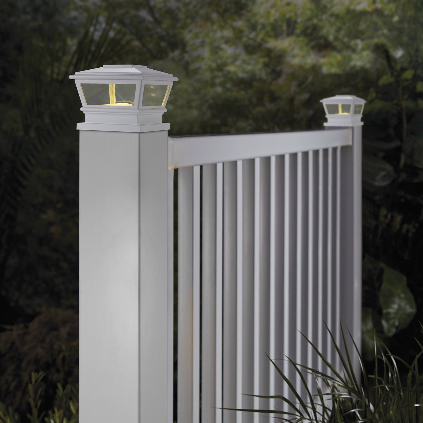RELIABILT 4-in x 4-in 5-Lumen White Solar LED Outdoor Post Cap Light (5000 K)