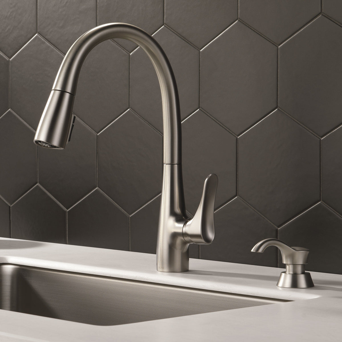 Delta Dunsley SpotShield Stainless 1-Handle Pull-Down Kitchen Faucet with Deck Plate & Soap Dispenser