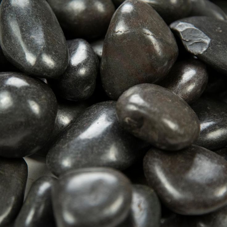 MSI Black Polished 0.5 cu. ft . 0.75 to 1.25 in. Pebbles. 40 lb. Bag (55 Bags / Pallet)