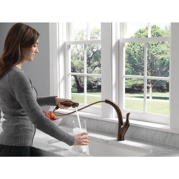 Delta Linden Venetian Bronze 1-Handle Deck-Mount Pull-Out Handle Kitchen Faucet (Deck Plate Included)